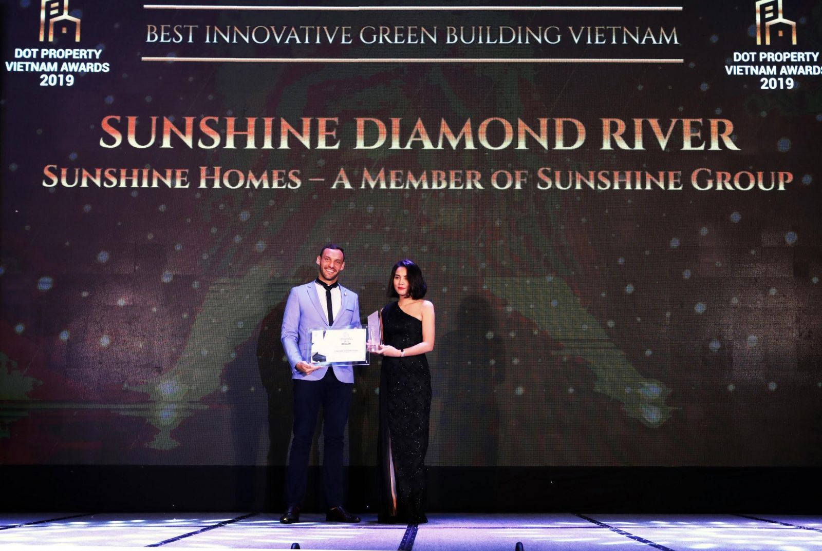 Bà Trần Cẩm Vân - Phó TGĐ Tập đoàn Sunshine nhận giải thưởng “Dự án công trình xanh đột phá nhất Việt Nam” dành cho dự án Sunshine Diamond River 