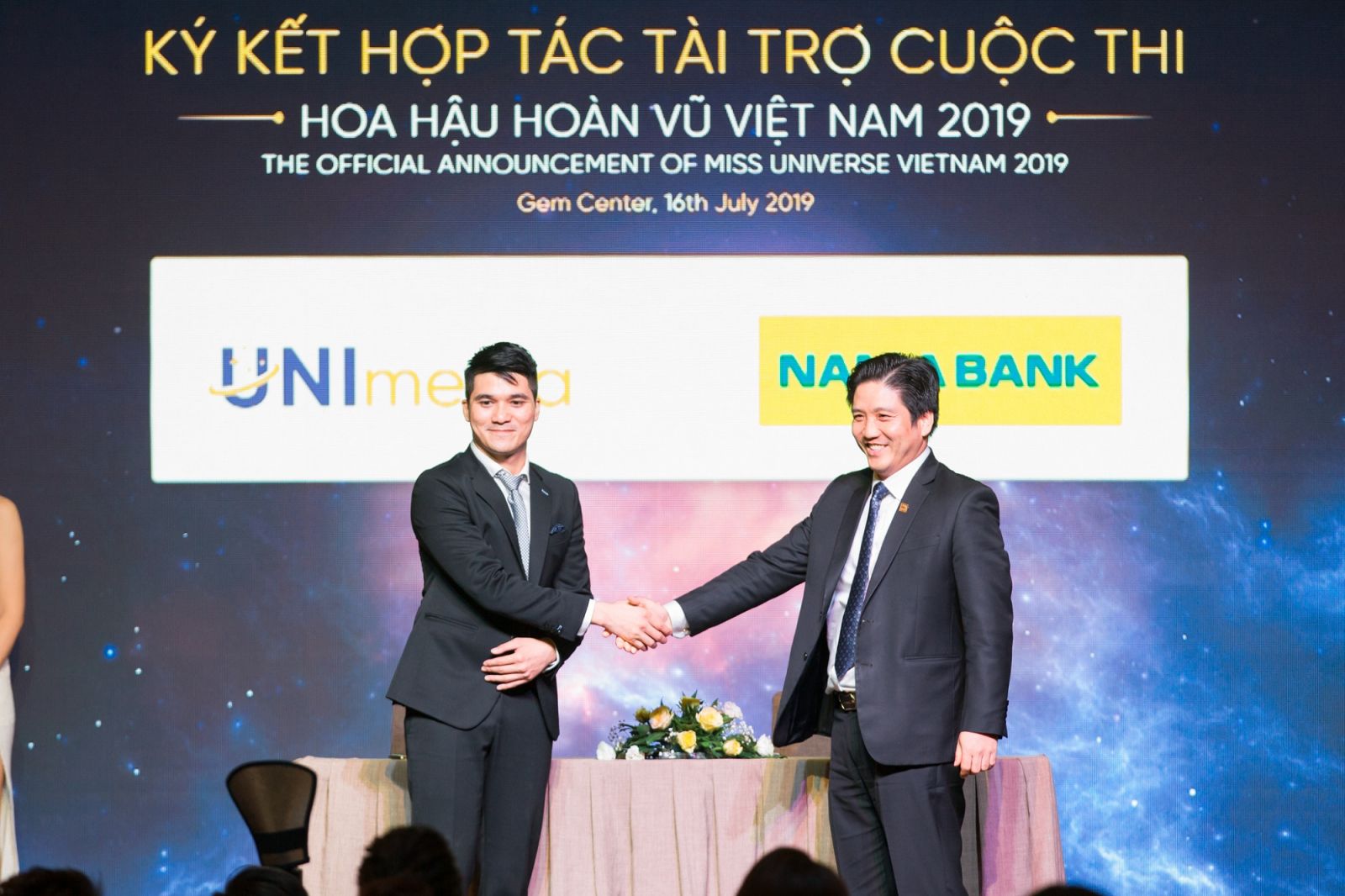 Đại diện Nam A Bank – ông Trần Khải Hoàn, Phó TGĐ (đứng bên phải) ký kết tài trợ cuộc thi HHHV Việt Nam 2019.