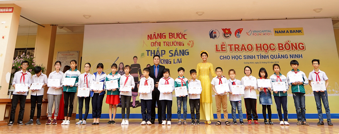 Đại sứ nhân ái Nam A Bank – Hoa hậu H’Hen Niê trao học bổng cho học sinh hiếu học tại hành trình 