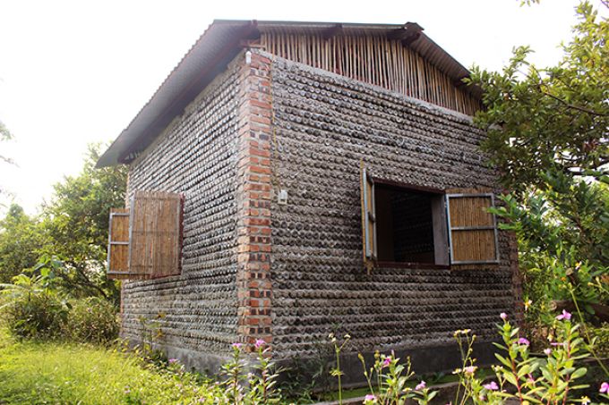 Cận cảnh ngôi nhà được xây từ chai nhựa tái chế ở Tuệ Viên.
