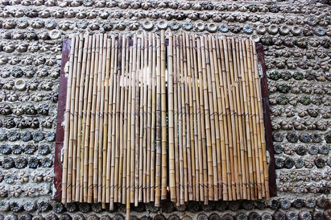 Cửa sổ độc đáo, được làm từ những thanh tre, nứa bỏ đi.