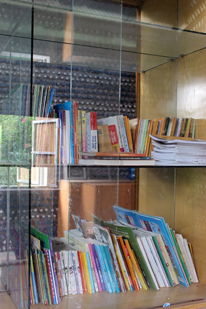 Những cuốn sách được góp tặng đầu tiên dành cho những em nhỏ khi tới “Trường học thiên nhiên”.