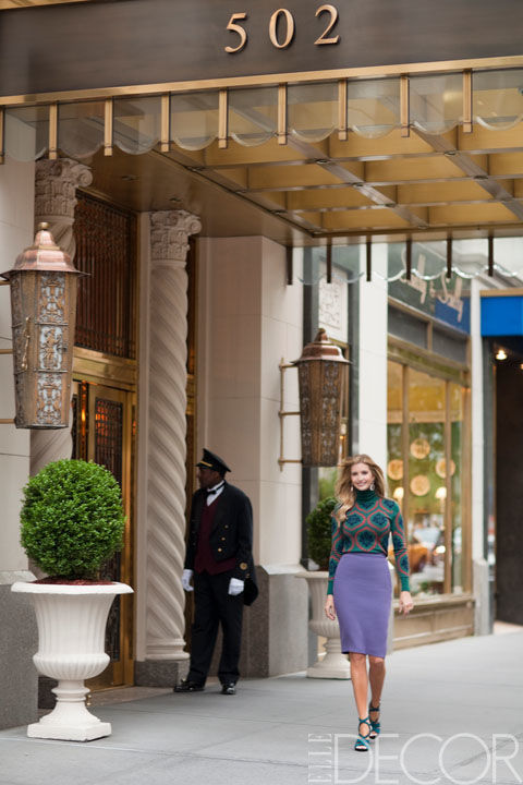 Ivanka Trump bên ngoài căn hộ của cô ở Manhattan. Chiếc váy cô đang mặc là thiết kế của Jean Paul Gaultier, áo len của Sophie Thealler. Đôi giày và khuyên tai cô đang mang do Ivanka tự tay thiết kế.
