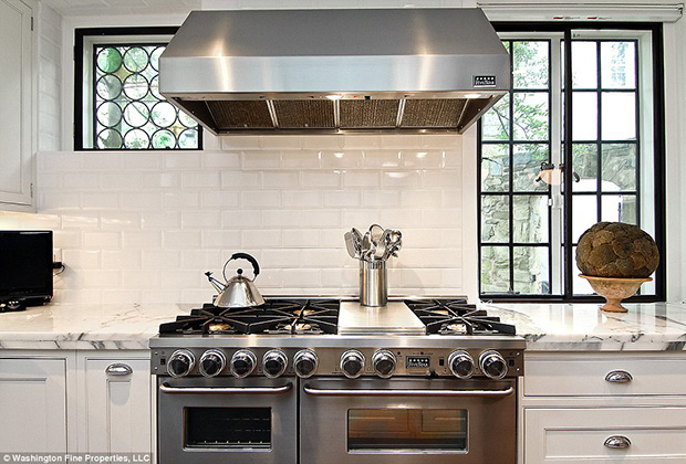 Hai lò nướng và sáu bếp đốt là nơi nấu nướng chính trong nhà. Cửa sổ được sơn màu đen nhằm tương phản với tường nhà bếp lát gạch trắng