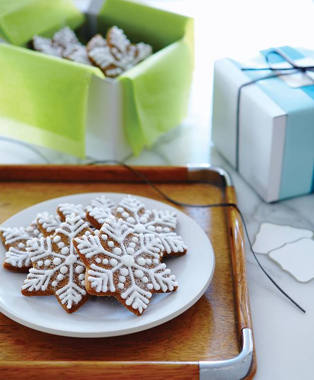 Các loại bánh là một điều không thể thiếu. Bánh gừng (gingerbread) là một món bánh rất nổi tiếng trong lễ Giáng Sinh, và bánh pulla ấm áp có vị bạch đậu khấu  của người Phần Lan dùng với trà rất hợp.