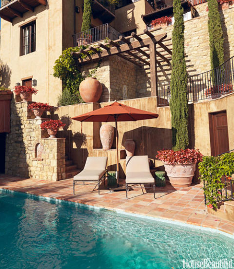 Ở miền nam California, một gia đình kiến trúc sư đã thiết kế bể bơi ngay trong căn nhà của họ theo gam màu cam ấm. Điểm ấn tượng nhất là màu sắc xanh ngọc bên dưới tán ô màu da cam.