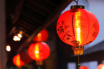 Người Trung Quốc thường dùng đèn lồng và đồ trang trí có hình con cá biểu tượng cho sự may mắn và no đủ.