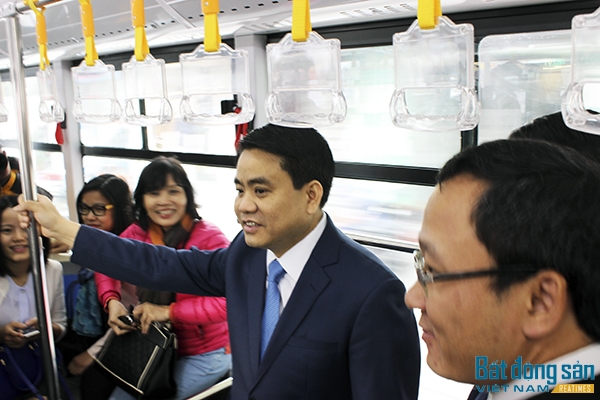 Chủ tịch UBND Hà Nội trải nghiệm tuyến xe buýt nhanh đầu tiên. 