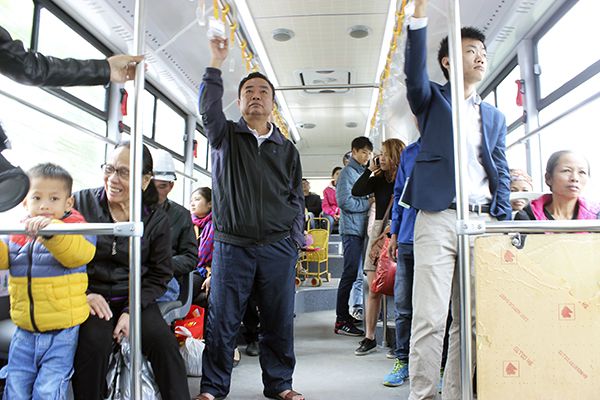 Rất nhiều người đã tham gia trải nghiệm xe buýt nhanh trong ngày đầu khai trương và có những phản hồi tích cực.
