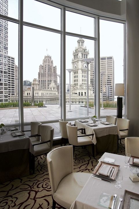 Nhà hàng số 16 Chicago. “Nhà hàng trên tầng 16 của khách sạn Trump ở Chicago có không gian cảnh quan đẹp mắt tương tự như đồ ăn ở đây vậy”.
