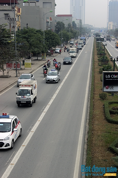 Xe ô tô nối đuôi nhau thẳng tắp trong đúng làn đường quy định trên đường Lê Văn Lương kéo dài.