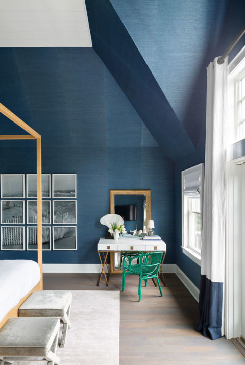 Màu xanh xám. Căn nhà tại Hamptons đã chứng minh rằng gam màu tối không xấu. Màu này mang lại cảm giác đang ở gần với biển cả. Tông màu này còn làm nổi bật chi tiết trần nhà cao của căn phòng.