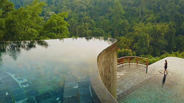 Các hồ bơi trong khu vực Vườn treo của Khu nghỉ dưỡng Bali đều nằm ở khu vực rừng nhiệt đới tươi tốt.