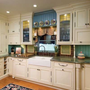 Đây tương tự cũng là một căn bếp thông minh khi nó được thiết kế hai bên bàn bếp để đặt thức ăn. Việc sử dụng màu gỗ, màu đồng và màu quả hồ đào tạo ra sự ấm áp cho căn phòng, trong khi màu xanh mỏ vịt tạo nên điểm nhấn nhẹ nhàng, gần gũi.