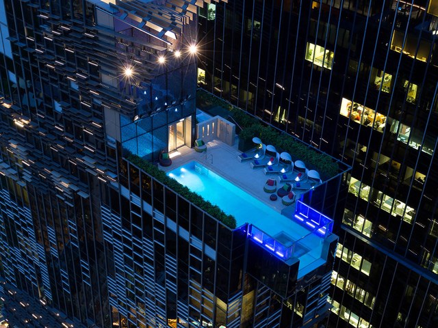 Bể bơi hình chữ nhật được xây dựng một phần bằng kính ở khách sạn Indigo Hong Kong. Đứng từ đây có thể nhìn ra phía quận Loan Tử nhộn nhịp và thấy được một phần khu vực bờ phía bắc Hồng Kông.