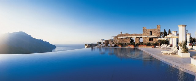 Bờ biển Amalfi rộng lớn nhìn từ hồ bơi vô cực Ravello thuộc khách sạn Belmond Caruso, Ý.