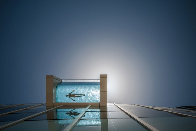 Một khoảnh khắc tuyệt vời được ghi lại ở bể bơi rộng 25 m2, tọa lạc trên tầng cao nhất khách sạn InterContinetal Dubai Festival City.