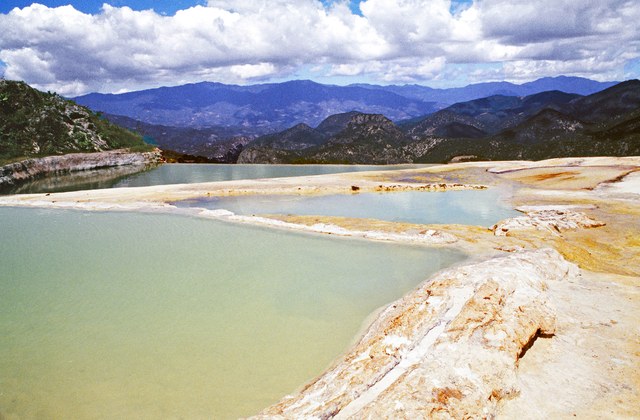 Tại mạng lưới hình thành đá tự nhiên Hierve el Agua ở Mexico có rất nhiều bể bơi bao gồm cả tự nhiên và nhân tạo. Nó nằm ở phía trên của thung lũng Oaxaca.