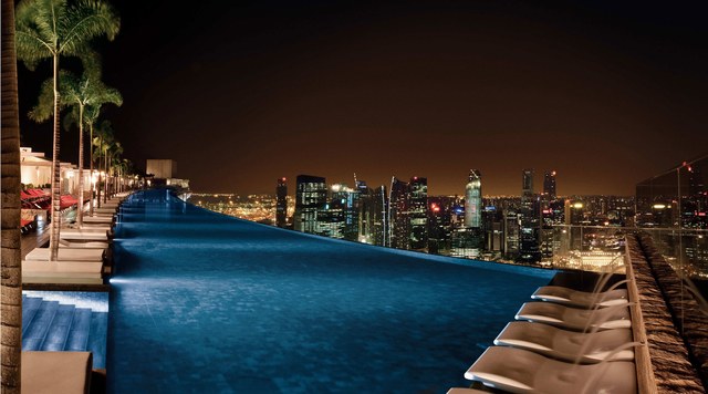 Khung cảnh thành phố Singapore về đêm nhìn từ hồ bơi trong khách sạn Marina Bay Sands.