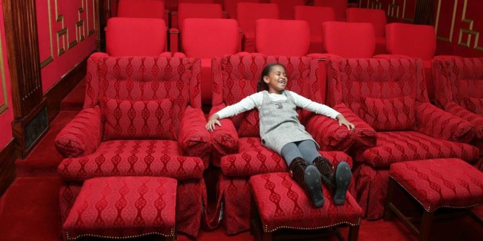 Sasha nằm dài trên ghế phòng chiếu phim nhà Trắng.