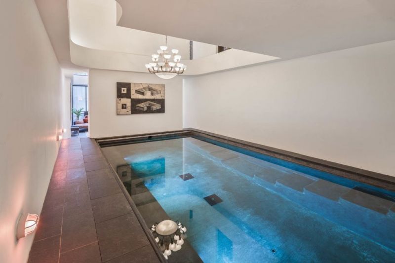 Điều tuyệt vời nhất của ngôi nhà này có lẽ chính là bể bơi trong nhà dài tới 10 mét. 