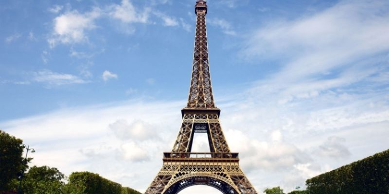 Tháp Eiffel ở Thủ đô Paris, Pháp.