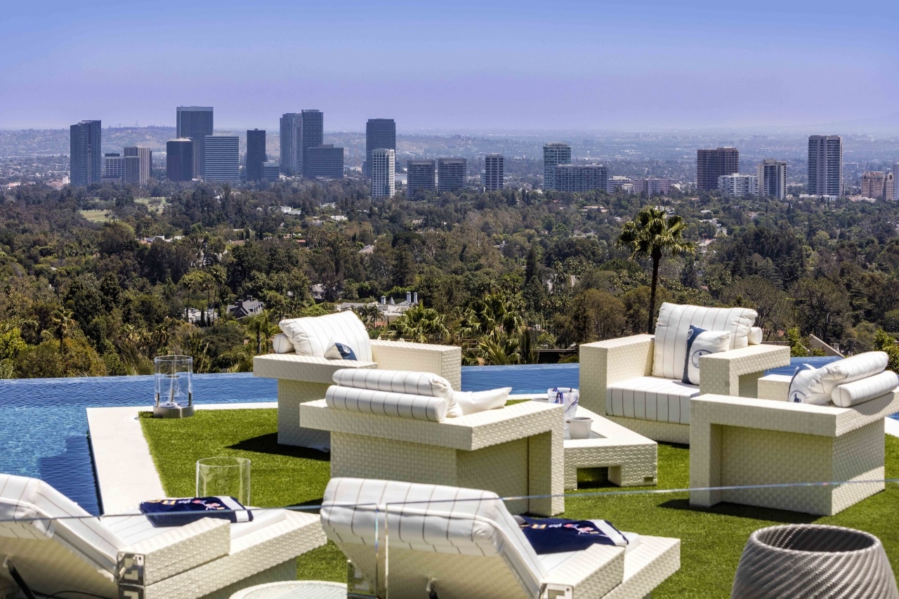 Đứng từ trên tầng cao nhất của căn nhà này có thể nhìn thấy toàn cảnh Los Angeles.