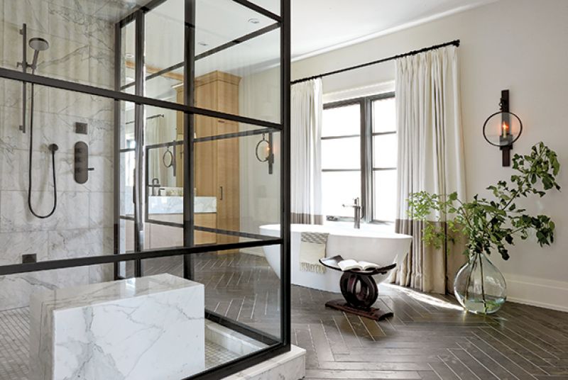 Hay phòng tắm siêu rộng với một không gian tắm được bao bọc bằng những khung kính bản lớn.