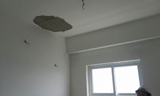 Lớp vữa trát trần nhà của một căn hộ bị bong tróc