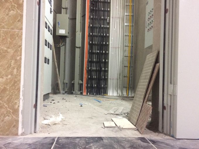 Hệ thống đường dây điện, dây kỹ thuật ngay gần cửa ra vào thang máy vẫn chưa hoàn thiện, trong khi đó cả tòa nhà 34 tầng mới cho vận hành 3 thang máy 