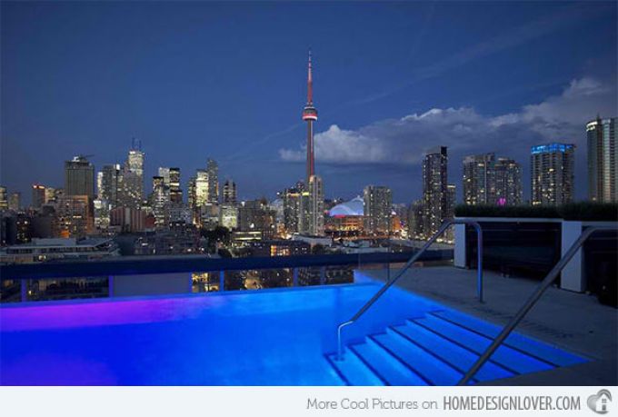 11. Chủ nhân của ngôi nhà không chỉ được tắm mình trong làn nước trong xanh mà còn được ngắm nhìn đường chân trời của thành phố Toronto. Một bữa tối trong ánh đèn lung linh của thành phố và những tía sáng đỏ mờ được thiết kế thêm sẽ là một ý tưởng tuyệt vời cho những ai yêu sự lãng mạn.