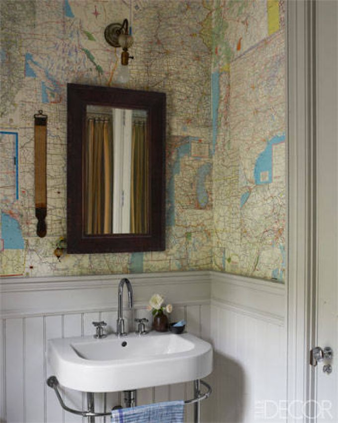 Đột phá với ý tưởng mang cả thế giới vào trong phòng tắm. Việc sử dụng giấy dán tường in hình bản đồ thế giới sẽ khiến người dùng có cảm giác không bị bó hẹp trong căn phòng nhỏ. Ngoài ra, bạn cũng có thể treo những bức tranh phong cảnh thiên nhiên sáng màu để tạo độ sâu và sự tươi mát cho phòng tằm nhà mình.