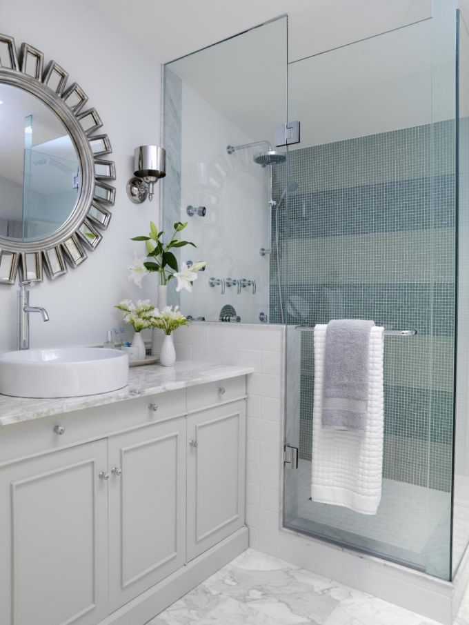 Việc sử dụng các tấm kính trong tạo cảm giác các phòng có sự kết nối với nhau cũng là một ý tưởng “ăn gian” diện tích tuyệt với cho phòng tắm nhà bạn. Tuy nhiên, trong trường hợp này, lấy các gam màu sáng làm chủ đạo sẽ cho kết quả tốt hơn.