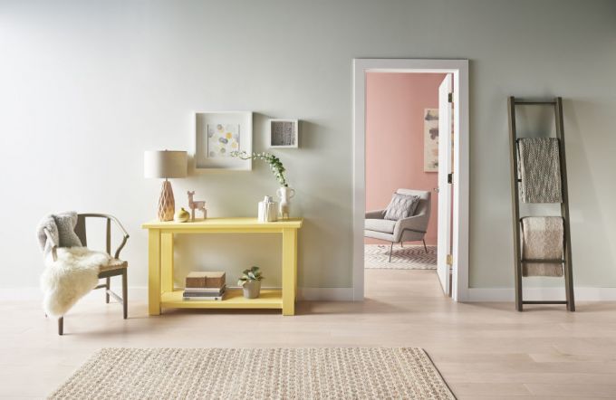 Màu vàng mềm mại, điểm sáng cho căn phòng nhà bạn. Không quá phô trương, cũng không quá lòe loẹt tạo cảm giác khó chịu, nó giống như thỏi nam châm ngược dấu của bức tường màu xám “im lặng” này.
