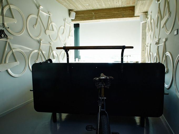 Căn phòng được lấy cảm hứng từ những chiếc xe đạp, ngay đến cả chiếc giường cũng được “biến hóa” thành chiếc xe với thiết kế mang hơi hướng của những năm 80. Đây là một ý tưởng vô cùng sáng tạo và độc đáo.