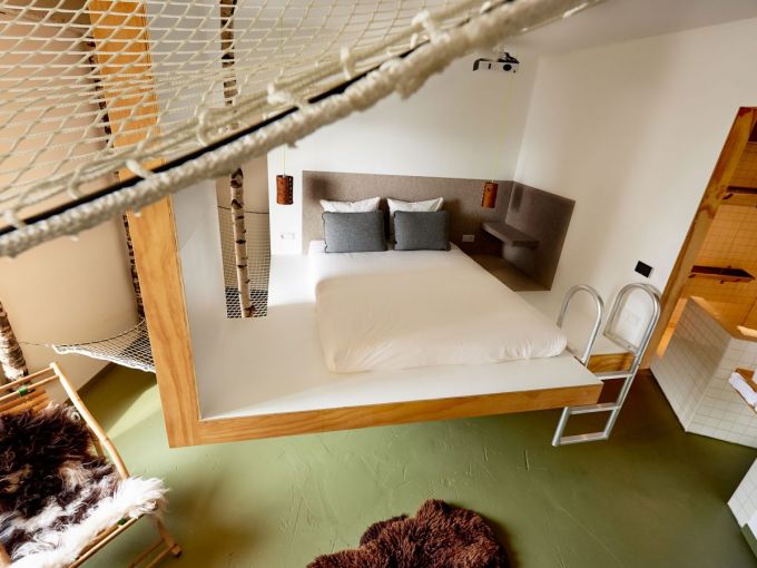 Căn phòng được thiết kế dựa trên ý tưởng những ngôi nhà trên cây, chắc hẳn bạn sẽ cảm thấy rất thú vị khi nằm trong một chiếc giường lơ lửng giữa không trung như thế này.