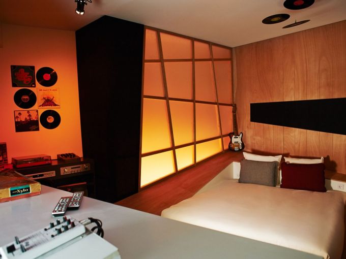 Còn đây là phòng ngủ cho những người yêu nhạc. Bạn có thể chìm đắm trong những giai điệu từ dàn máy phát nhạc hiện đại, đĩa CD với nhiều thể loại và thậm chí có thể nghịch cây ghita ở góc nếu cảm thấy buồn chán.