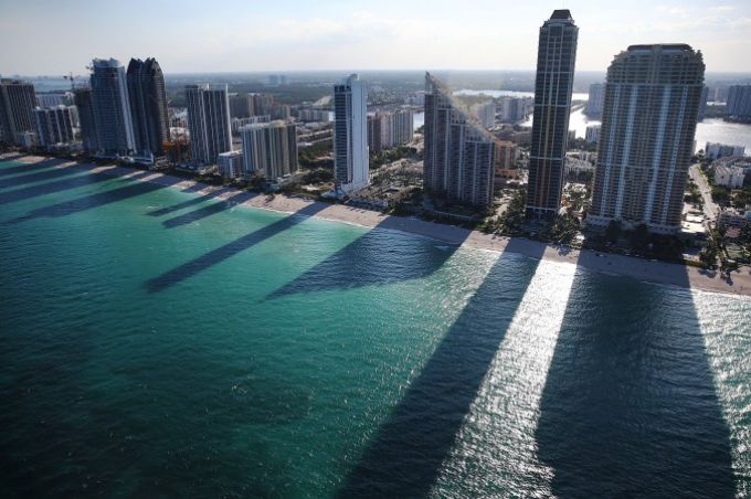 Các tòa nhà cao tầng dọc theo bãi biểnSunny Isle, Florida. Florida là một trong những điểm đến hàng đầu đối với các nhà đầu tư BĐS nước ngoài