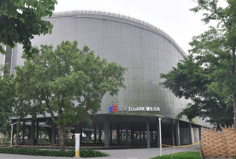 Tòa nhà 9 tầng này cùng với sản phẩm gạch poli là phát kiến của anh Minariz Arthur Huang, một kiến trúc sư tại Đài Loan