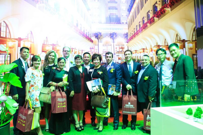 Ban Lãnh đạo Công ty Phúc Khang Corporation chụp hình lưu niệm với các vị quan khách đến từ Hiệp hội BĐS các nước tham quan gian hàng.