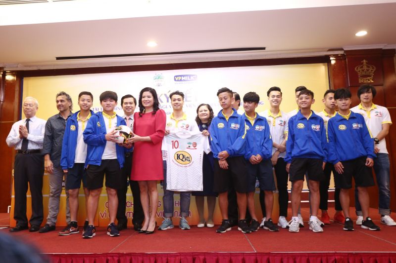 Bà Nguyễn Thị Thu Phương chụp hình kỉ niệm với đội bóng.