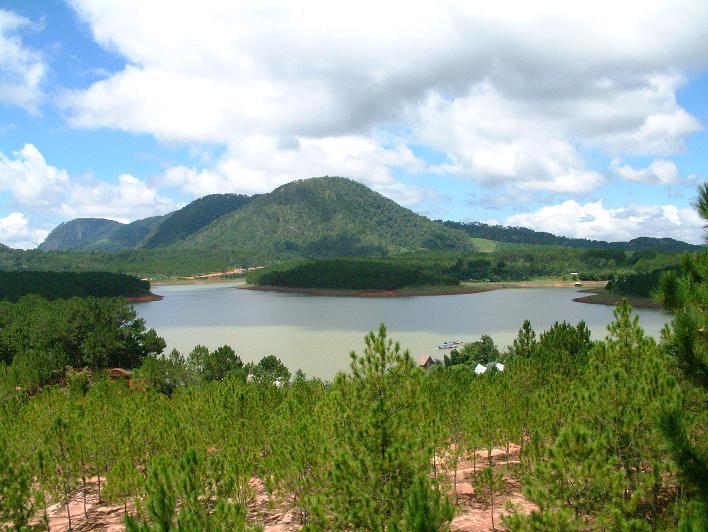 Khu du lịch Quốc gia hồ Tuyền Lâm.