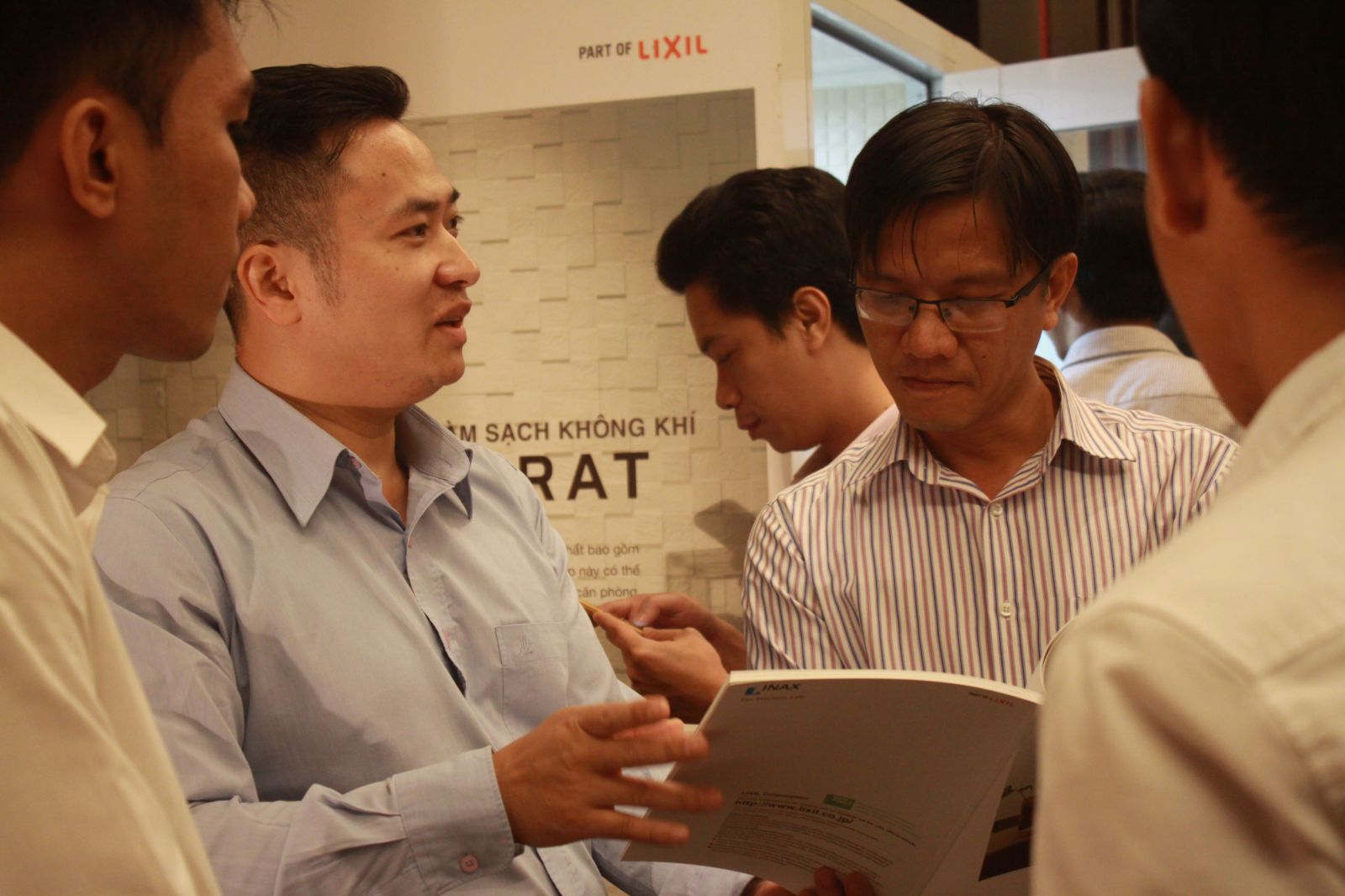 Ông Trần Đại Nam (thứ 2 từ trái sang) - Đại diện Công ty Lixil giới thiệu sản phẩm.
