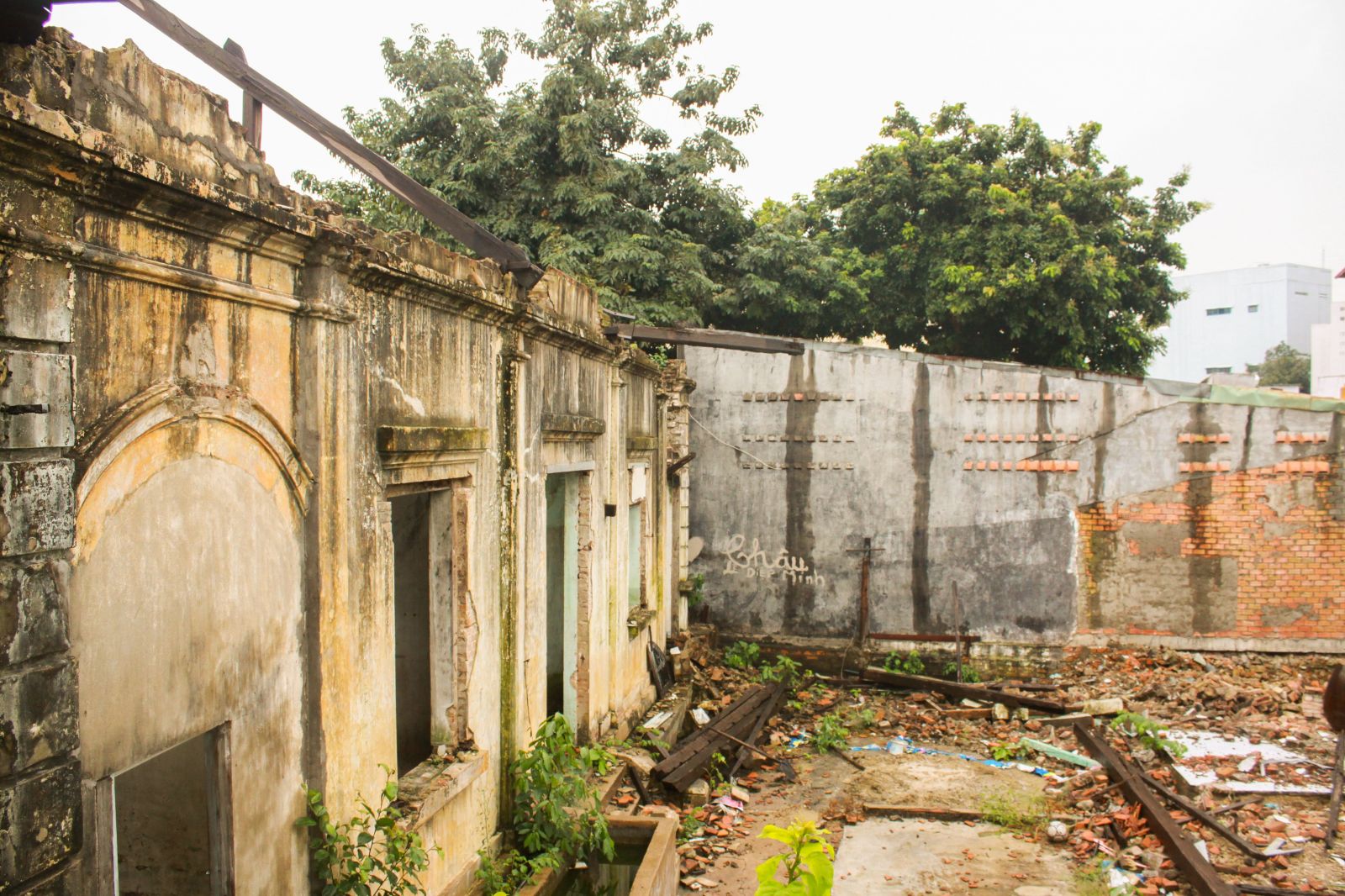 1. Phần nhà phía sau biệt thự cổ 237 Nơ Trang Long bị phá dỡ hoàn toàn.
