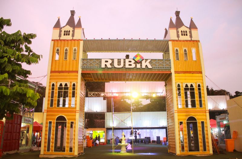 Được xây dựng trên phần đất thuộc khuôn viên Thảo Cầm Viên (quận 1, TPHCM), khu chợ Rubik Zoo rộng hơn 5000m2 là địa điểm đắt giá để trở thành nơi mua sắm mới của giới trẻ. 