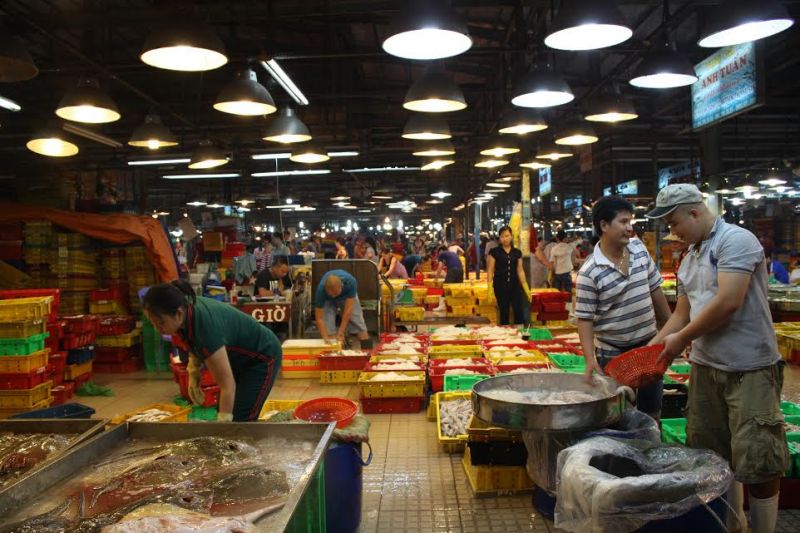 Khu bán cá tại chợ đầu mối Bình Điền.