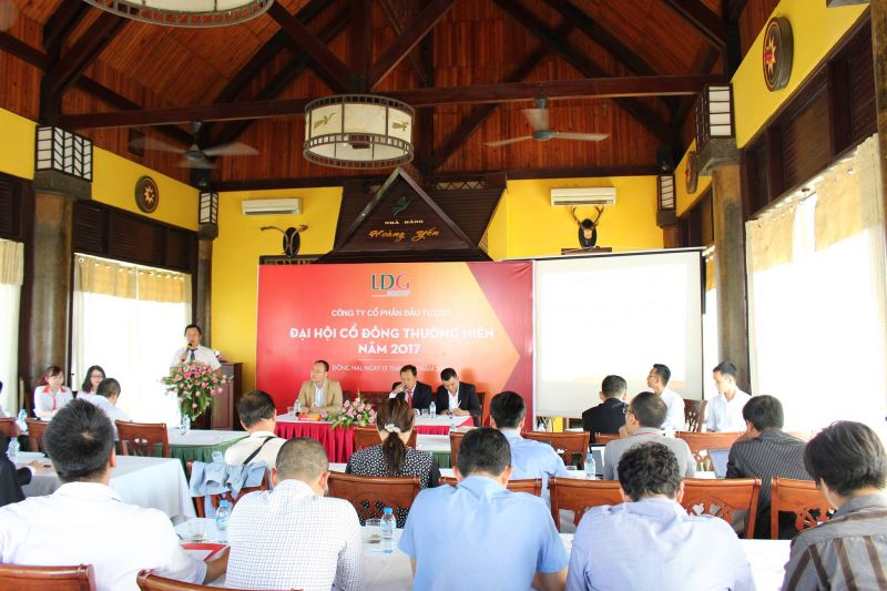 Hội đồng chăm chú theo dõi bài phát biểu của Chủ tịch HĐQT Nguyễn Khánh Hưng 