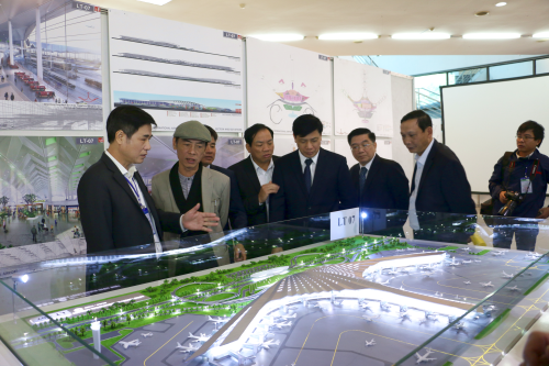 Lãnh đạo Bộ GTVT và khách thăm quan các phương án thiết kế kiến trúc nhà ga sân bay quốc tế Long Thành.