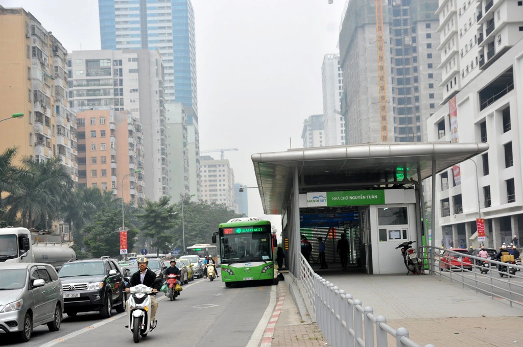Xe buýt nhanh hoạt động trên đường phố Hà Nội.