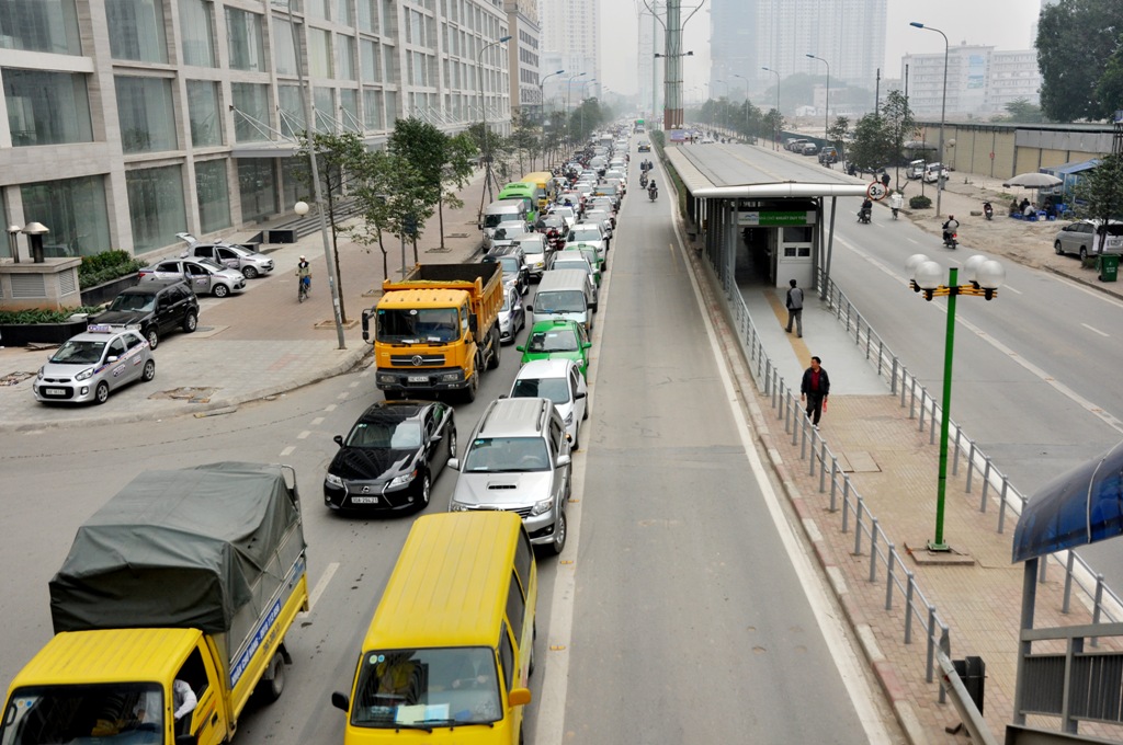 Ô tô xếp hàng dài nhường đường cho xe buýt BRT.
